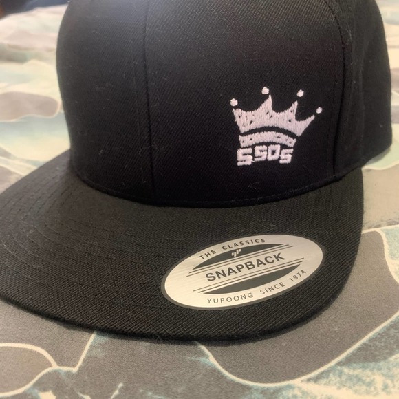 NWOT black white and green 5SOS Concert Merch SnapBack - Picture 2 of 5